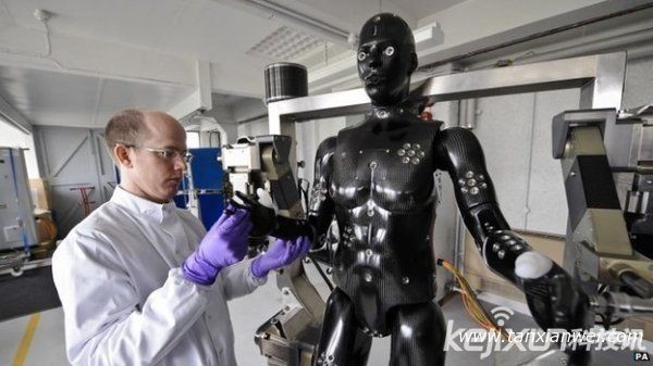 外形恐怖的英国军用测试机器人：采用碳纤维材质