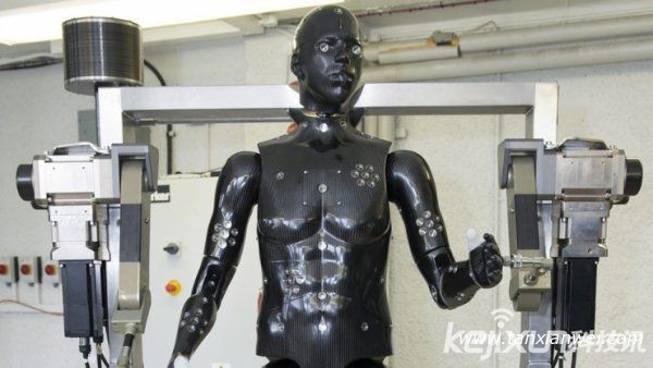 外形恐怖的英国军用测试机器人：采用碳纤维材质
